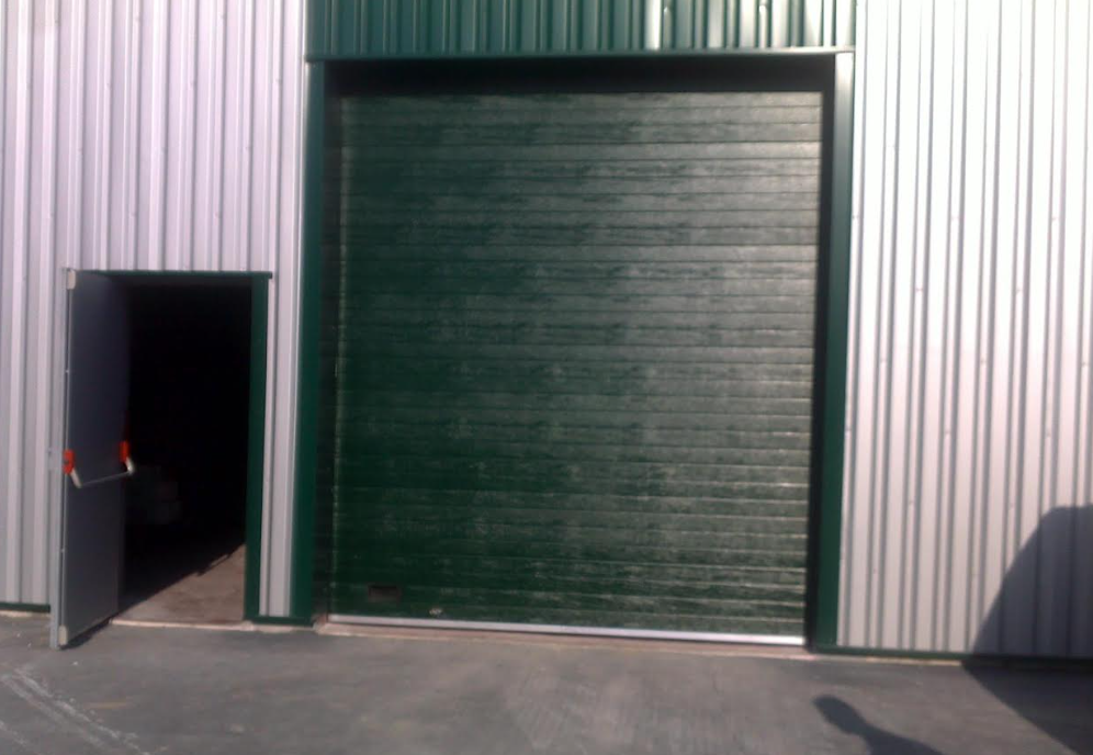 Porte sectionnelle avec portillon
