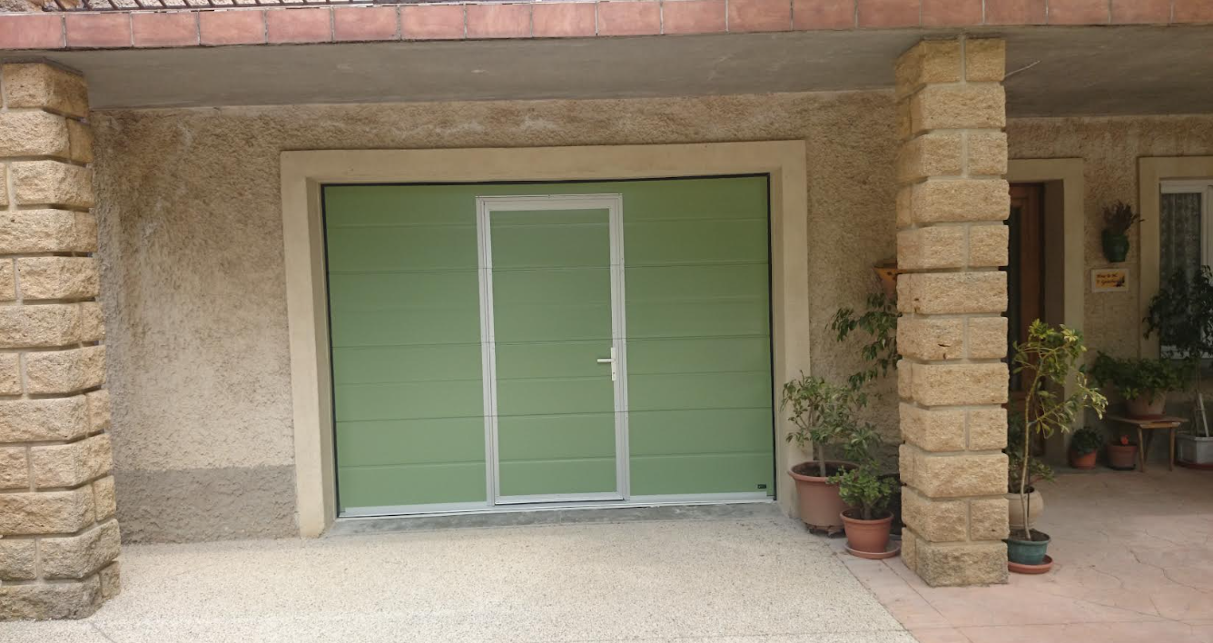 Porte de garage avec portillon